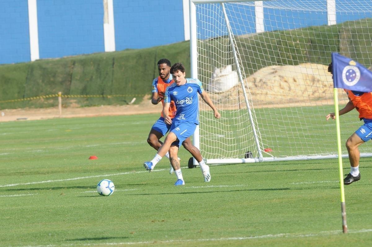 Cruzeiro fez nesta segunda-feira  tarde, na Toca da Raposa II, o ltimo treino em Belo Horizonte antes da partida contra o Internacional, quarta, no Beira-Rio, pela semifinal da Copa do Brasil. O tcnico Rogrio Ceni deve escalar Fbio; Edilson, Ded, Fabrcio Bruno (Leo) e Egdio (Dod); Henrique e Robinho; Marquinhos Gabriel; Thiago Neves e David; Pedro Rocha. Servindo  Seleo Colombiana, Orejuela est fora do jogo.