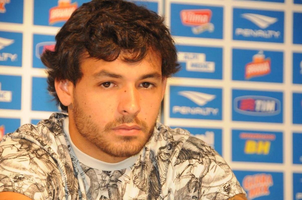 Negociado com o Guangzhou Evergrande, da China, meia-atacante se despediu dos companheiros