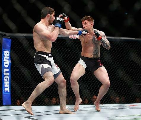 Rustam Khabilov (luva azul) venceu Norman Parke por decisão unânime