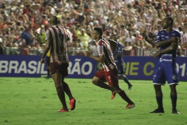Thiago marca na vitória sobre o Confiança nos Aflitos. Timbu venceu a partida válida pela Série C por 3 a 1.