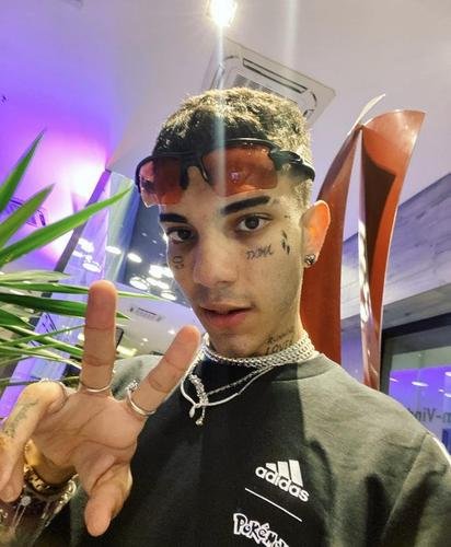 O rapper Sidoka se ofereceu para desenhar a nova camisa para o Cruzeiro e foi ouvido pelo departamento de marketing. Em entrevista ao Flow Podcast, ele falou sobre o amor pelo clube. 'Sou cruzeirense desde pequeno e sou cruzeirense que não abaixa a guarda. Não tem essa. Estou na Série B? Estou na Série B, mas eu não ligo, tenho meus títulos, a minha história e respeita meu time, eu amo meu time'