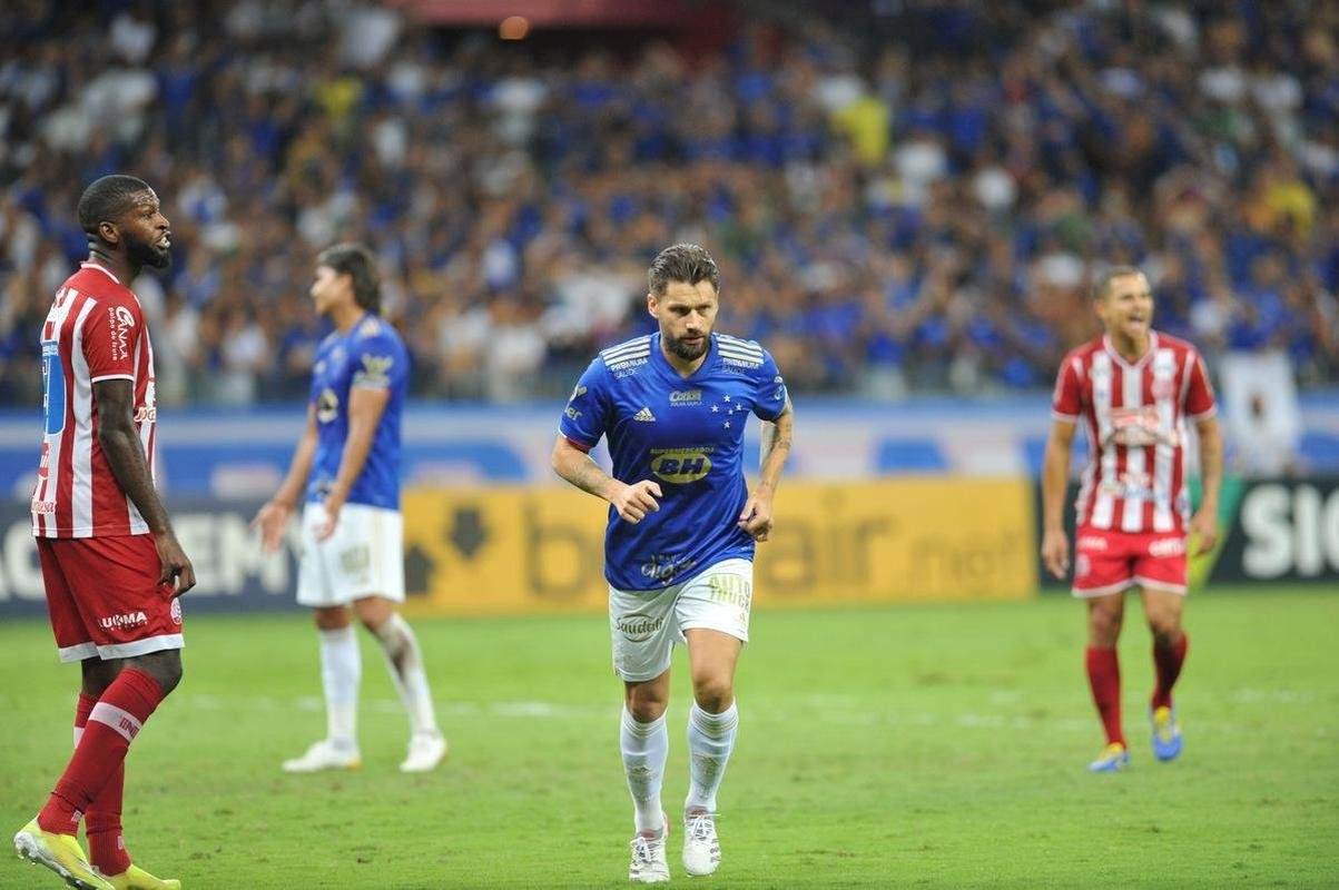 Ao lado dos filhos, Rafinha e Nicholas, Rafael Sobis foi aos prantos no Mineiro em sua despedida do futebol com a camisa do Cruzeiro. Depois de trocar a camisa com o histrico craque celeste Dirceu Lopes, ele saudou os torcedores e teve o nome gritado pelo estdio lotado. Noite foi de muita emoo para o agora ex-atacante, de 36 anos.