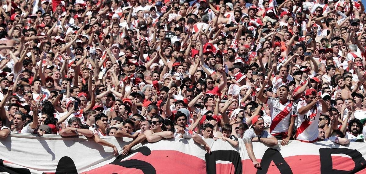 Torcedores do River Plate na final da Libertadores, contra o Boca Juniors, no Monumental de Nez
