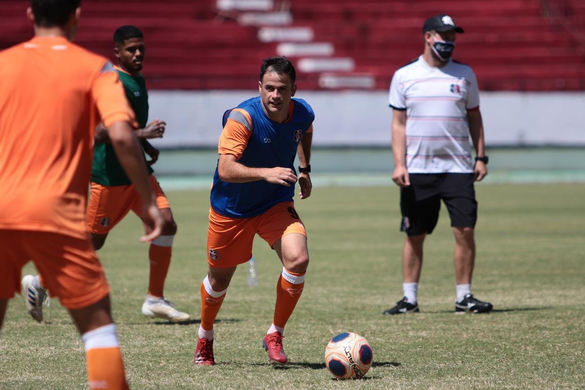 Jogadores do Santa Cruz treinaram no estádio do Arruda, já apresentando trabalhos com bola no gramado, sob a supervisão do técnico Itamar Schülle. Todos os atletas e os membros da comissão técnica seguem submetidos às medidas de afastamento social.