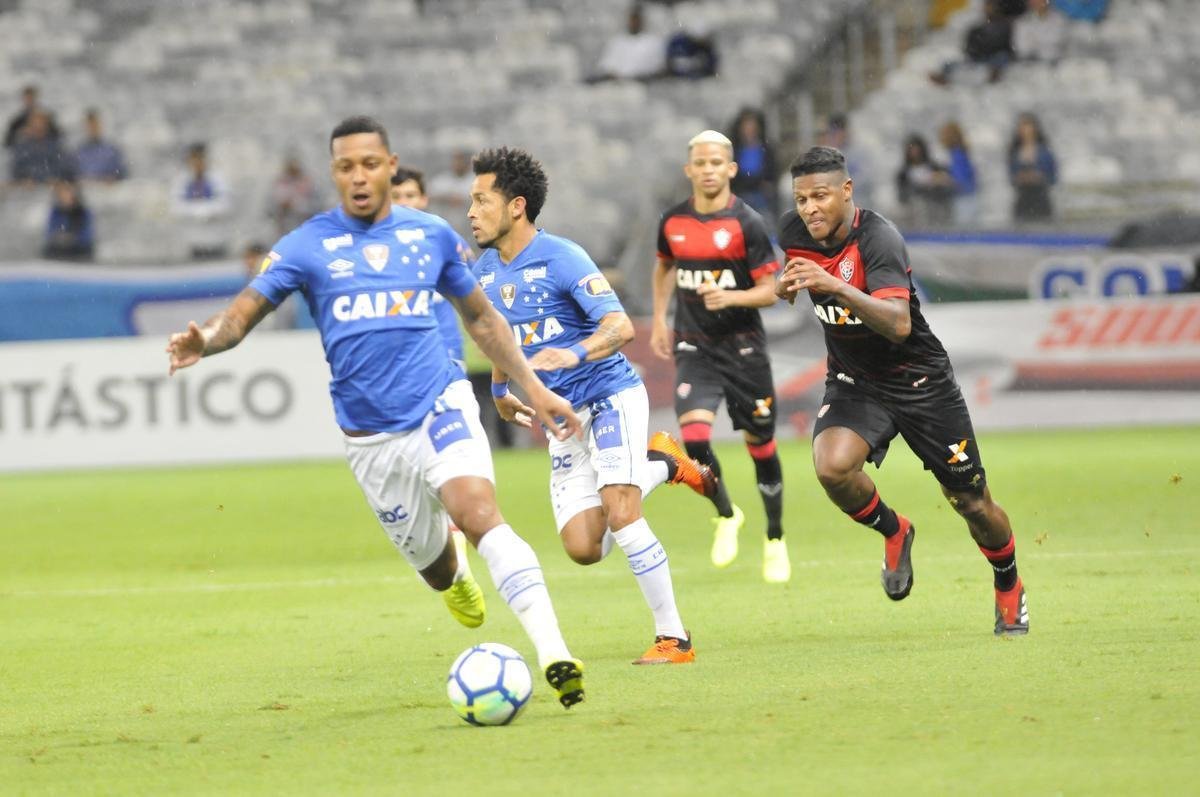 No segundo tempo, Fred marcou duas vezes e ampliou vantagem do Cruzeiro para 3 a 0