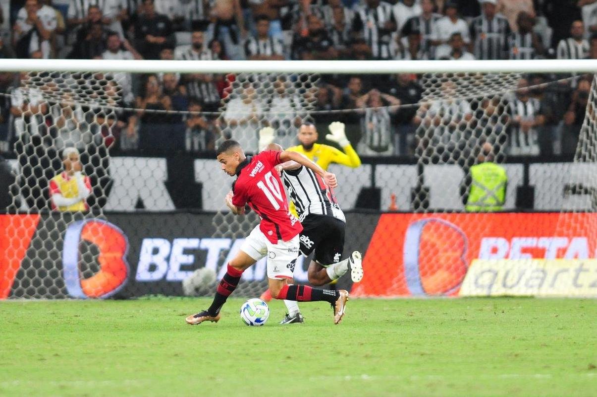 Atltico e Brasil de Pelotas-RS se enfrentaram nesta quarta-feira (12/4), no Mineiro, pela ida da terceira fase da Copa do Brasil