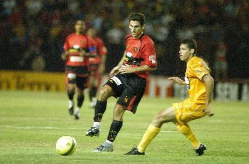2006 - Retorno à elite após cinco anos
Após cinco anos fora da Série A (o maior período da história do clube), batendo na trave em 2002 e 2003, o Sport finalmente voltou a fazer jus a sua história garantindo o acesso com relativa tranquilidade. Em uma campanha sólida, que iniciou com Dorival Júnior no comando da equipe e acabou com o experiente Givanildo Oliveira, o Leão sacramentou matematicamente o retorno à elite com uma vitória tranquila diante do Brasiliense, na Ilha do Retiro, com duas rodadas de antecedência.
Durante a campanha, o Sport viu surgir também alguns ídolos, como os meias Geraldo e Fumagalli e principalmente o zagueiro Durval e o goleiro Magrão, que assegurou a titularidade apenas na 15ª rodada. No final, o Leão acabou com o vice-campeonato, sete pontos a menos que o Atlético-MG.
Sport
Magrão; Marcos Tamandaré; Durval, Kleber e Bruno; Everton, Ticão, Fumagalli e Wellington; Adriano Magrão e Marco Antônio. Técnico: Givanildo Oliveira.