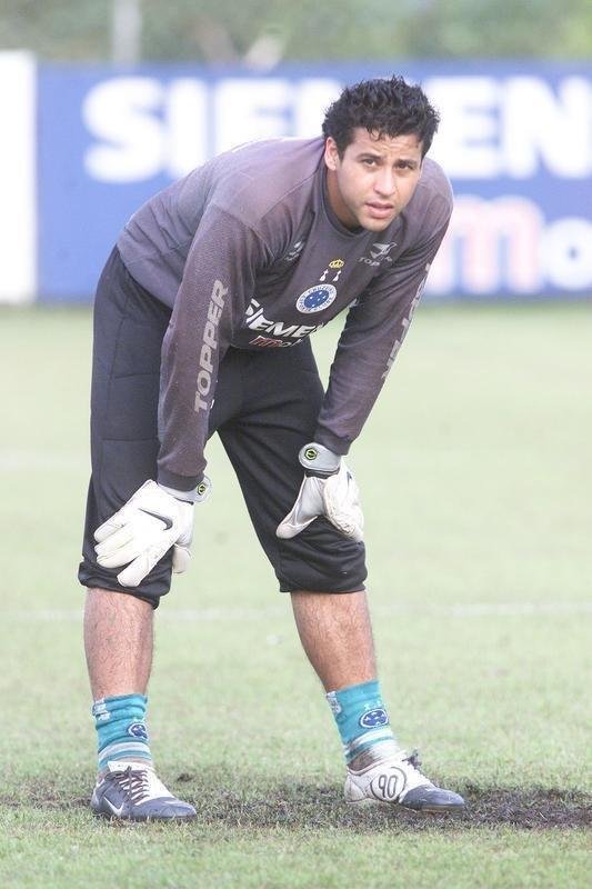 Fbio (goleiro) - chegou ao Cruzeiro envolvido em negociao com o Vasco, que recebeu em troca o atacante Alex Dias. Em 29 de janeiro de 2005, o goleiro foi titular na vitria por 2 a 0 sobre o Democrata de Sete Lagoas, no Mineiro, pela primeira rodada do Campeonato Mineiro. Vale ressaltar que a estreia de Fbio pelo Cruzeiro ocorreu em sua primeira passagem pelo clube, em 2000, num amistoso contra o Universal-RJ (vitria por 2 a 0). Hoje, aos 37 anos, o camisa 1  recordista em nmero de partidas na Raposa: 779.