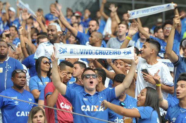 Fotos da torcida do Cruzeiro no primeiro clssico da final do Mineiro, contra o Atltico, no Mineiro