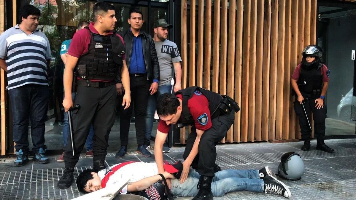 Polcia argentina deteve alguns torcedores do River Plate que causaram confuso neste sbado