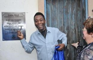 23/09/2012 - Pel� visitou a casa onde viveu em Tr�s Cora��es, chamada de Casa Pel�. Na ida � cidade natal, o Rei do futebol e seu pai, Dondinho, foram homenageados tamb�m no Parque Jo�o Ramos do Nascimento (Parque Dondinho). Evento marcou as comemora��es dos 128 anos da cidade