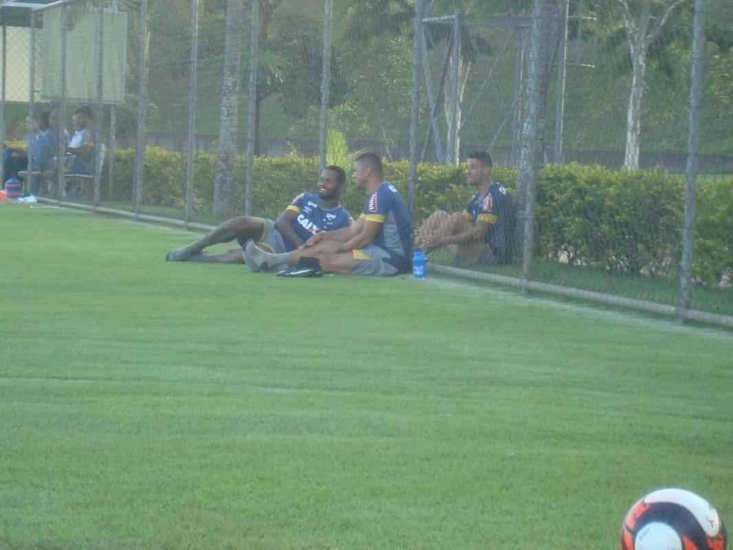 Thiago Neves acompanha treino do Cruzeiro na companhia de zagueiro Ded e de atacante Judivan