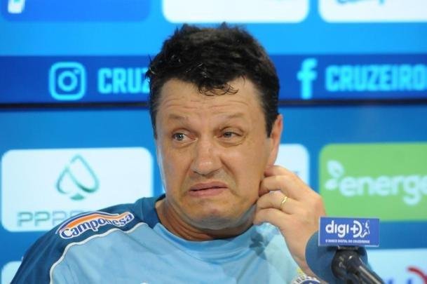 Fotos da apresentao de Adilson Batista como novo tcnico do Cruzeiro. Tcnico teve reunio com jogadores na Toca da Raposa II, falou com a imprensa e depois comandou seu primeiro treino