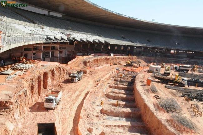 26/08/2011 - No interior do estdio, movimento intenso de caminhes e mquinas pesadas. So construdas as estruturas dos assentos que ficaro mais prximos ao campo.