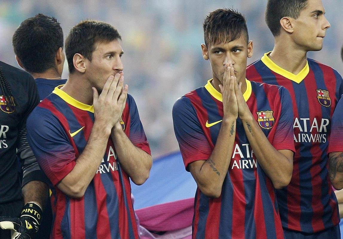 Em 2013, na estreia de Neymar pelo Barcelona, o Santos foi massacrado pela equipe de Messi, Iniesta e Xavi: 8 a 0. O jogo disputado na Espanha valeu o Trofu Joan Gamper.