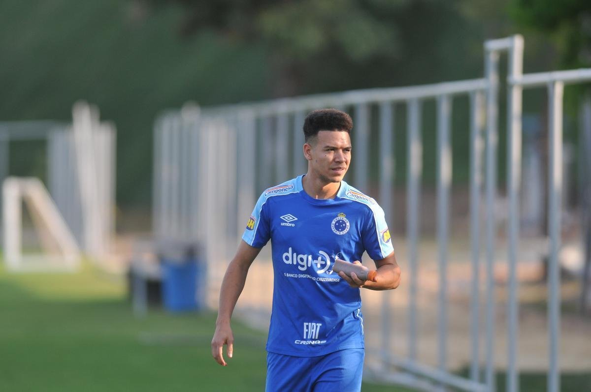 Fotos do primeiro treino de Abel Braga na Toca da Raposa II. Tcnico foi apresentado pelo Cruzeiro neste sbado e dirigir a equipe na segunda, s 20h, diante do Gois, no Serra Dourada, pela 22 rodada do Campeonato Brasileiro