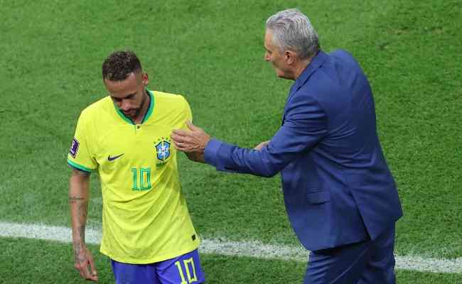 Tite consolou Neymar, que deixou gramado com dores