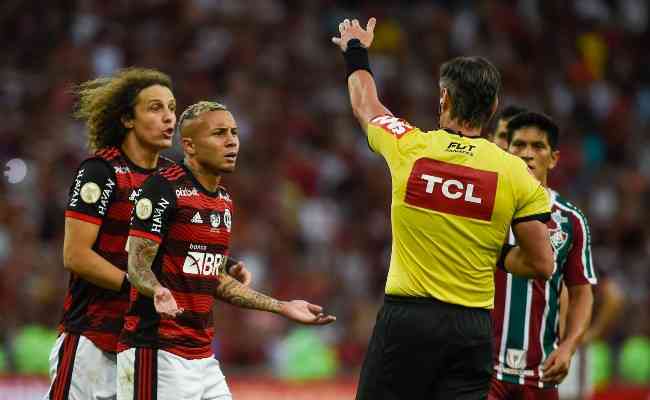 Fluminense vence o Flamengo em jogo com expulsões e confusão no fim