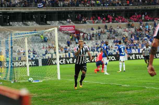 No primeiro gol, Otero saiu pedindo silncio para a torcida do Cruzeiro, maioria no Mineiro