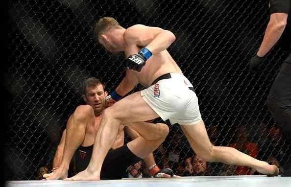 Considerado azarão na luta principal do UFC 199, em Los Angeles, Michael Bisping surpreende Luke Rockhold e conquista o cinturão do peso médio, com nocaute arrasador no primeiro round