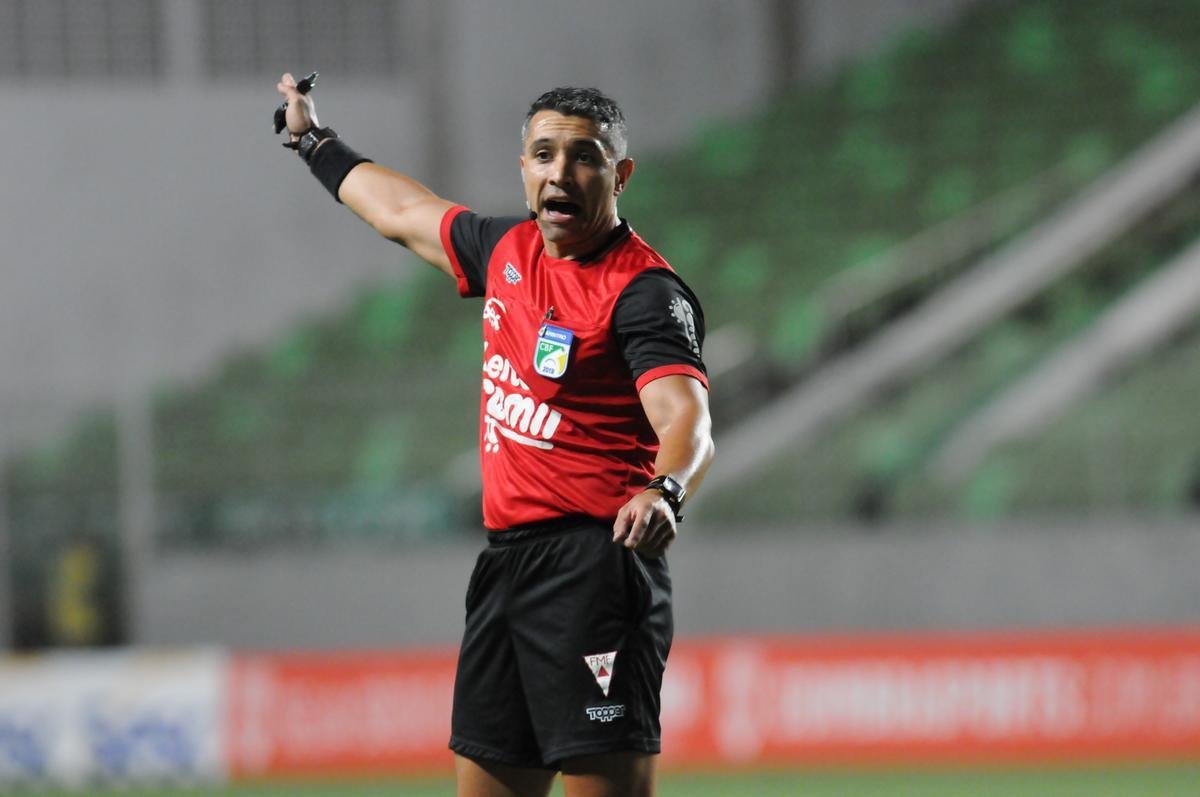 Com gols de Felipe Augusto e Al, Amrica venceu Coimbra por 2 a 0, nesta segunda-feira, no Independncia, pela sexta rodada do Campeonato Mineiro
