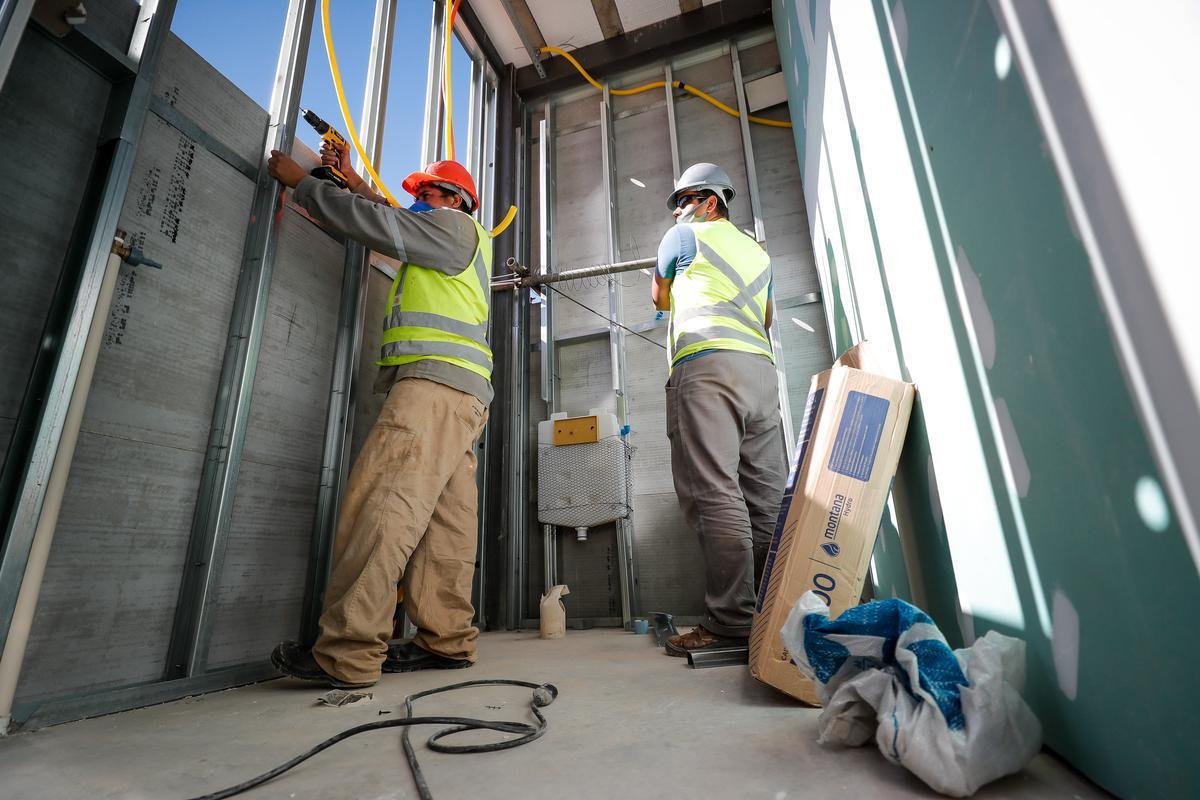Ideia  mostrar a realidade das obras de construo do estdio do Galo
