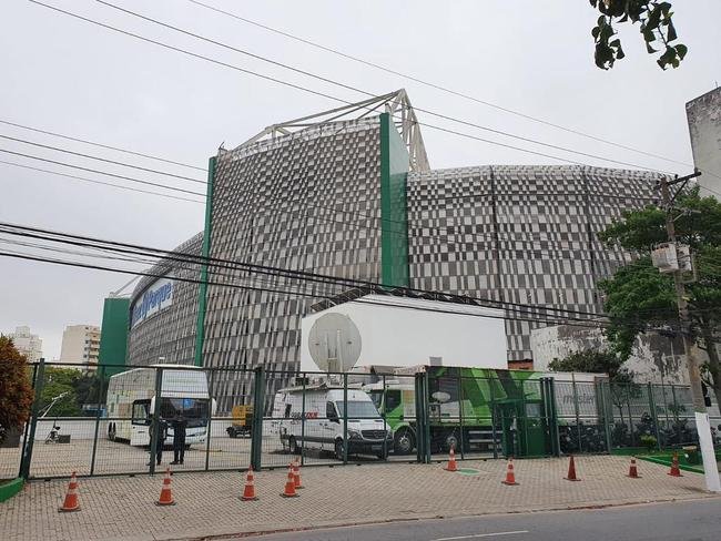 Mesmo com o Allianz Parque fechado para o p�blico, o entorno do est�dio do Palmeiras reuniu muitos torcedores que v�o acompanhar a semifinal contra o Atl�tico em bares e restaurantes (T�lio Kaizer/EM/D. A Press)