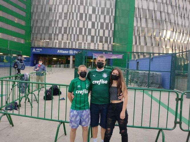 Mesmo com o Allianz Parque fechado para o público, o entorno do estádio do Palmeiras reuniu muitos torcedores que vão acompanhar a semifinal contra o Atlético em bares e restaurantes (Túlio Kaizer/EM/D. A Press)