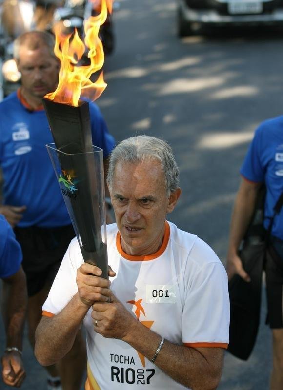 Carlos Alberto Silva carrega a tocha do Pan-Americano de 2007, em revezamento na Pampulha 