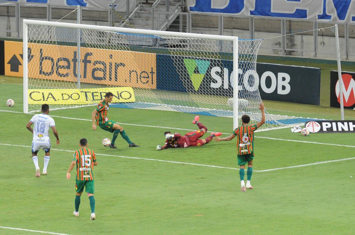Jogadores do Cruzeiro deixam campo cabisbaixos aps derrota para o Sampaio Corra por 2 a 1