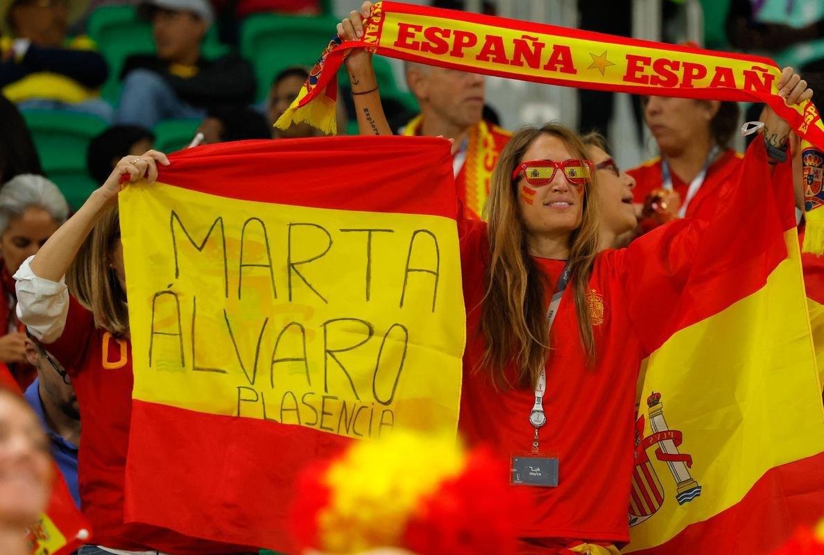 Torcedores de Espanha e Costa Rica no jogo pela Copa do Mundo.