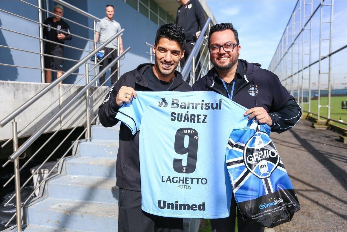 Suárez ganhou uma blusa do Grêmio com seu nome