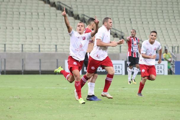 12ª rodada - 15/7
Ferroviário 0x1 Náutico - A recuperação
Fora do G4 e com apenas uma vitória nos últimos quatro jogos, o Náutico chegava para enfrentar o então líder Ferroviário, no Castelão, flertando com a crise. Mas com uma atuação segura e com um gol do atacante Matheus Carvalho nos minutos finais, os alvirrubros conseguiram uma importantíssima vitória. Triunfo que deu a confiança necessária ao elenco, pôs fim ao período de irregularidade e iniciou a arrancada rumo à classificação. Até o final da 1ª fase, a equipe conquistaria mais cinco vitórias, em seis jogos.