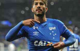Aos dez minutos, Lucas Silva fez jogada individual e marcou o 2 gol do Cruzeiro em chute de fora da rea