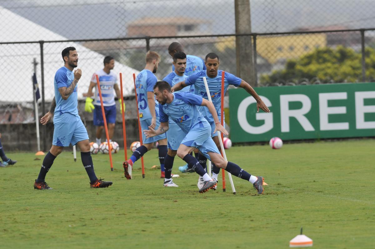 Em atividade na Toca da Raposa II, tcnico Mano Menezes mostrou provvel escalao do Cruzeiro para o jogo contra o Boa: Rafael; Nonoca, Ded, Digo e Marcelo Hermes; Lucas Romero e Bruno Silva; Rafael Sobis, Thiago Neves e Mancuello; Raniel (fotos: Juarez Rodrigues/EM D.A Press)