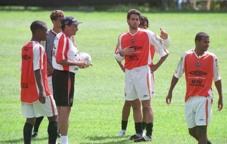 Procpio dirigiu o Atltico em 328 partidas, num total de seis passagens. Os perodos foram 1979/1981, 1984/1985, 1992, 1995/1996, 2003 e 2004/2005. Sob o comando dele, o Galo foi campeo da Copa Conmebol de 1992. Ele levantou a taa nos Mineiros de 1978, 1979 e 1980. Na foto, Procpio em sua passagem pelo Atltico no ano de 2004.