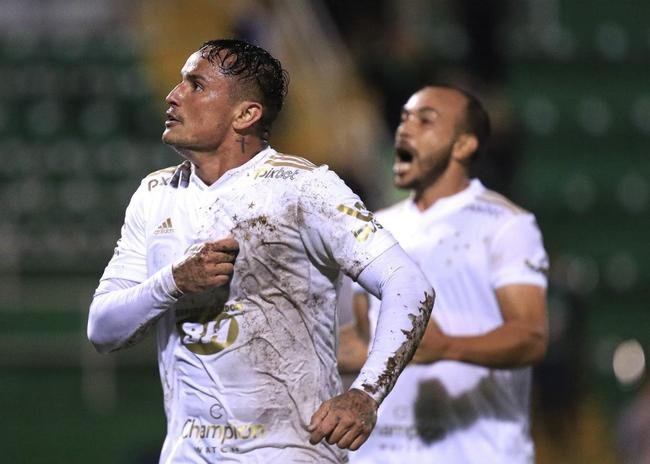 Cruzeiro venceu a Chapecoense por 2 a 0 na Arena Cond, em Chapec, neste sbado (30), pela quinta rodada da Srie B. Gols foram de Geovane e Edu, na etapa final