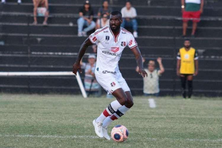 Clio Santos (zagueiro) - Apesar de somar menos de 20 jogos no ano, Clio Santos  um dos nomes que expressa confiana no sistema defensivo do Santa. Experiente, ele  o reserva imediato na defesa