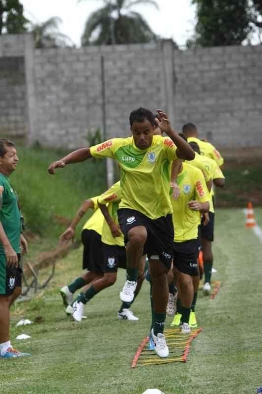 O elenco do Amrica se reapresentou para a temporada 2015 na tarde desta segunda-feira, no CT Lanna Drumond. Depois de reunio com integrantes do conselho de administrao, os jogadores foram para um campo secundrio, onde realizaram o primeiro trabalho com bola. O gramado principal passa por reformas.