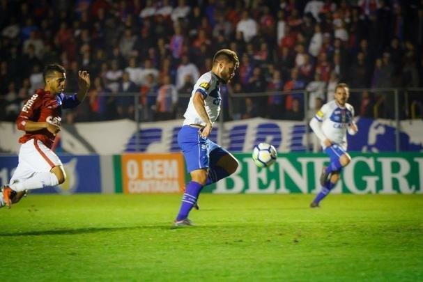Fotos de Paraná x Cruzeiro, na Vila Capanema, em Curitiba, pela 12ª rodada do Campeonato Brasileiro
