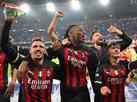 Milan empata com Napoli e avana na Champions League