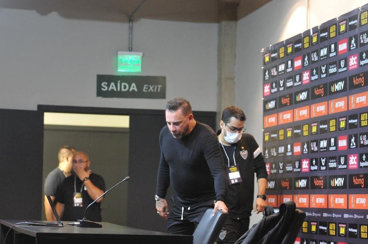 As reaes do tcnico do Atltico, Turco Mohamed, durante a entrevista coletiva, no Mineiro, aps o empate com o Santos