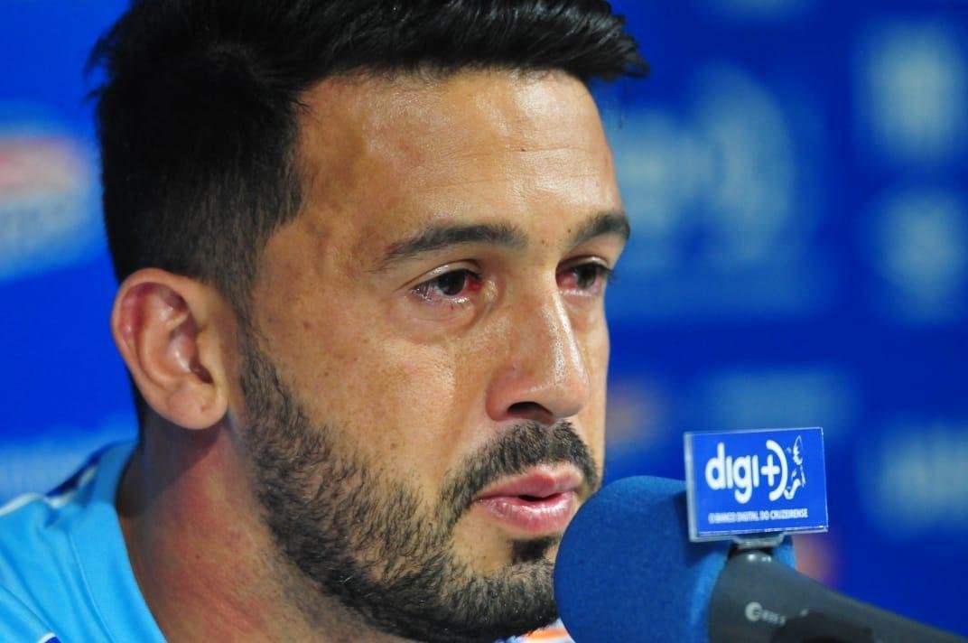 Lateral-direito Edilson se emocionou ao comentar situao vivida na Venezuela