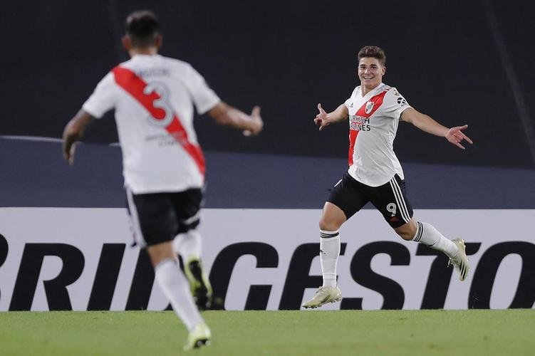 Com 25 casos simultneos de COVID-19, River Plate enfrentou Independiente Santa Fe-COL com apenas 11 jogadores disponveis e com o volante Enzo Prez improvisado como goleiro.