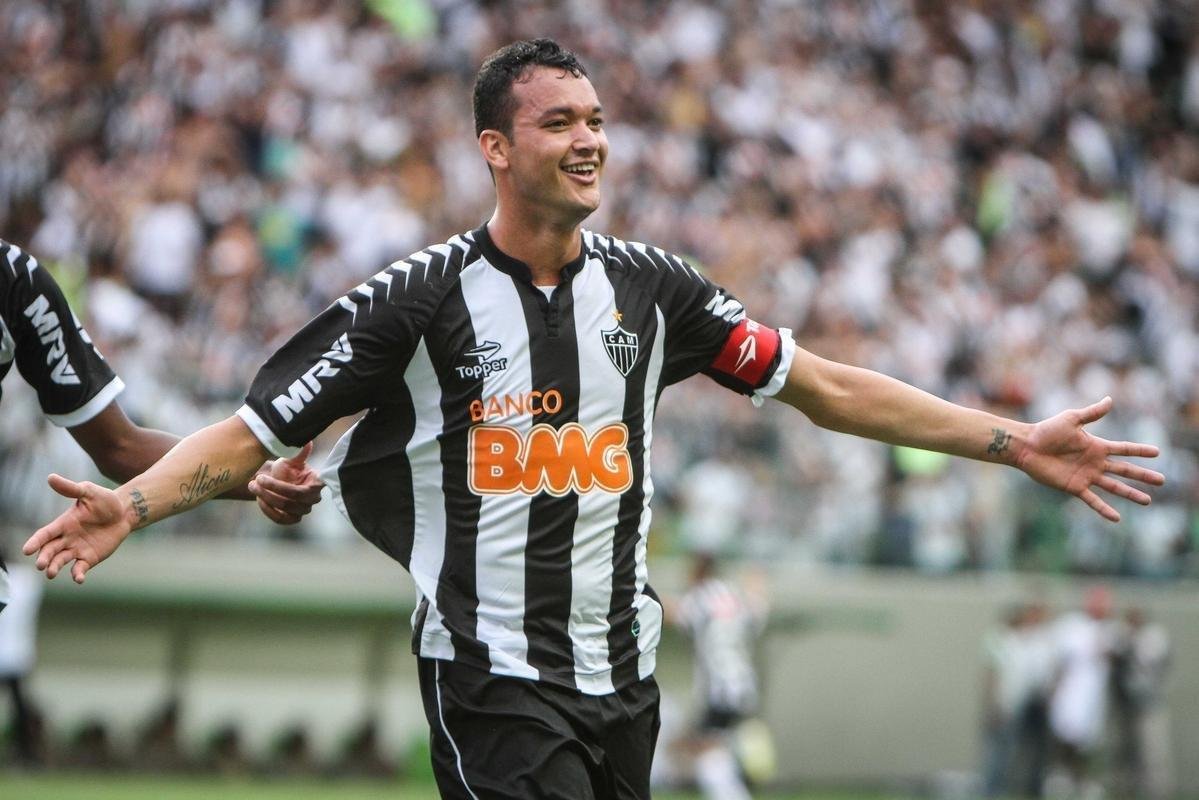 17 - A reta final da temporada 2012 foi boa para Rver. Ele fez gol nos ltimos trs jogos em que atuou no ano. Na despedida do Brasileiro, o zagueiro marcou na vitria por 3 a 2 no clssico contra o Cruzeiro.