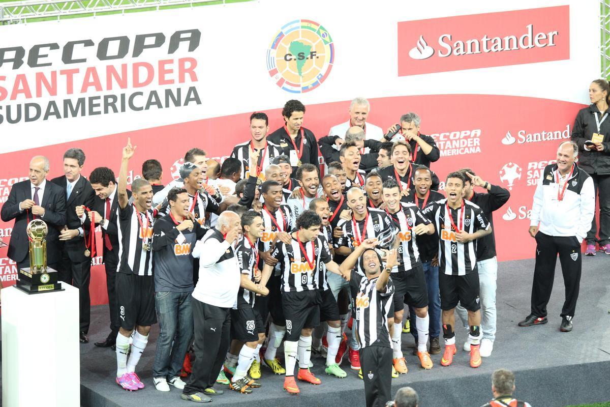 Ronaldinho pode ter feito, contra o Lans, na despedida da Recopa, o seu ltimo jogo pelo Atltico