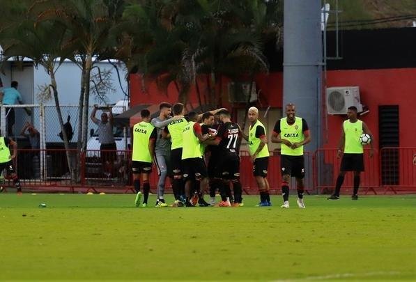 Vitória derrotou Atlético por 1 a 0, no Barradão, com gol de Léo Ceará