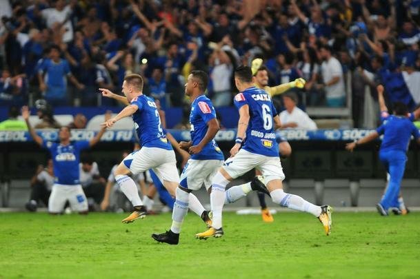 Depois da vitria por 5 a 3 nos pnaltis, que teve Fbio como heri, jogadores e comisso tcnica comemoraram muito no gramado do Mineiro. Capito Henrique ergueu a taa do penta no Gigante