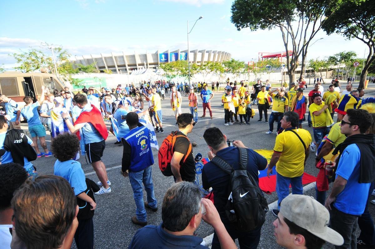Torcedores nos arredores do Mineiro antes de Uruguai x Equador