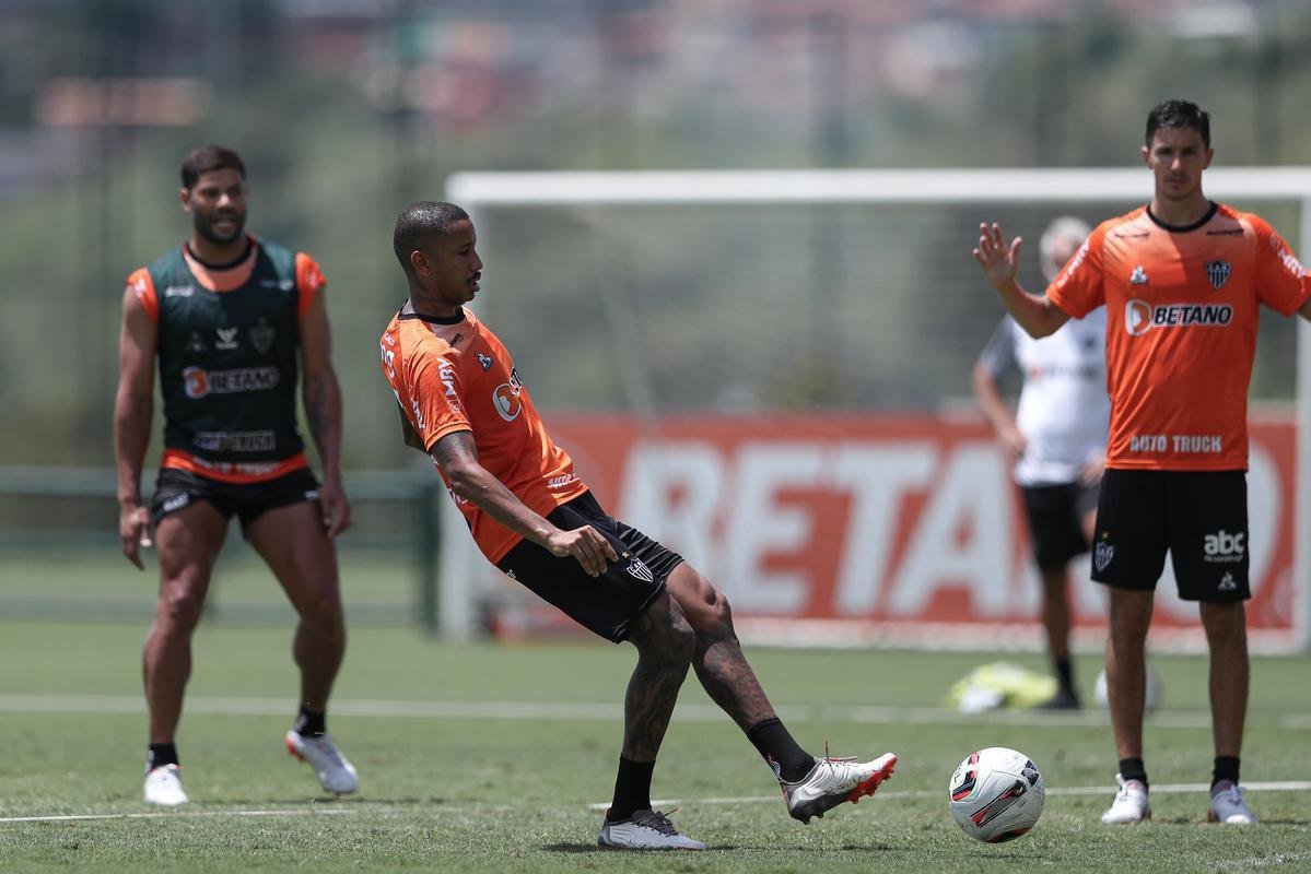 Com seriedade, mas tambm descontrao, o Atltico treinou sob sol forte na manh desta sexta-feira (21), na Cidade do Galo, em Vespasiano. Este foi o quinto dia de pr-temporada para o clube mineiro em 2022, sob o comando do tcnico argentino Antonio 'El Turco' Mohamed. Novas baixas, o volante Allan e o atacante Keno testaram positivo para COVID-19 e no participaram das atividades (ambos cumprem perodo de sete dias de isolamento social).